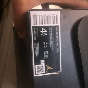 Jordan 1s mids NEVER WORN COULDN’T FIT IT!!!